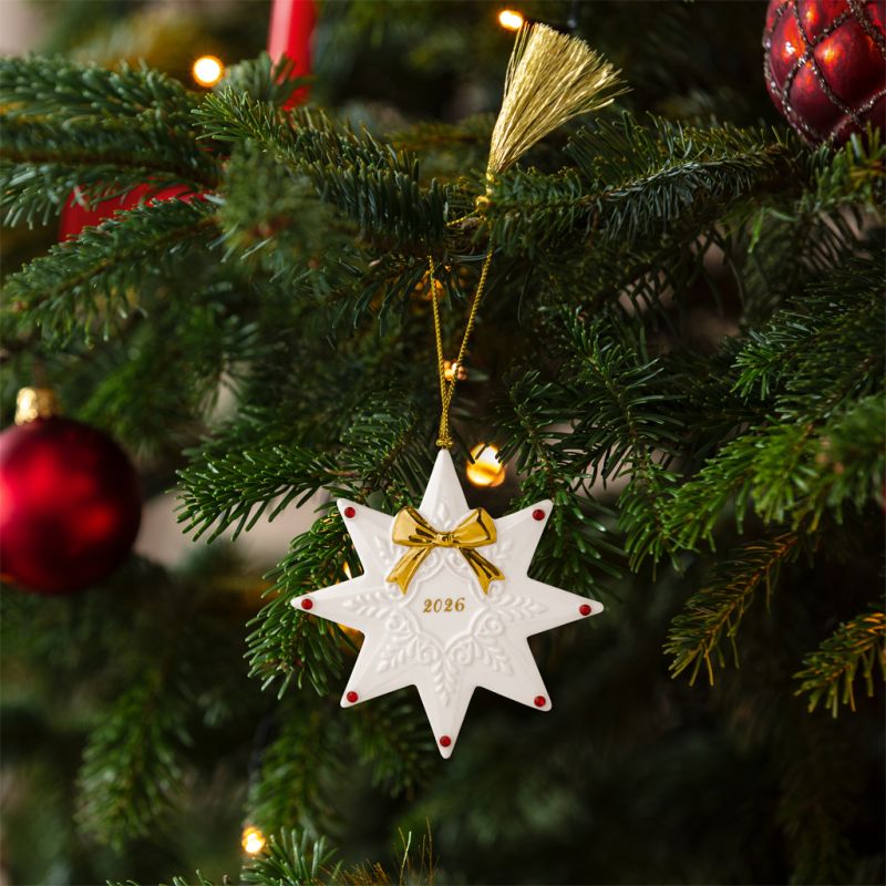 1486754365-Christmas-Classics-Ornament-Stern-2026
