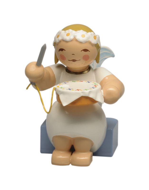 Wendt & Kühn, 634/70/39 Margeritenengel, sitzend, mit Stickrahmen