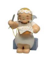 Wendt & Kühn, 634/70/39 Margeritenengel, sitzend, mit Stickrahmen