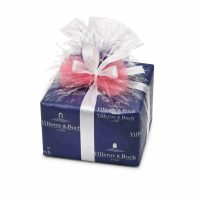 Gift wrapping with Villeroy & Boch wrapping paper and decorative ribbon